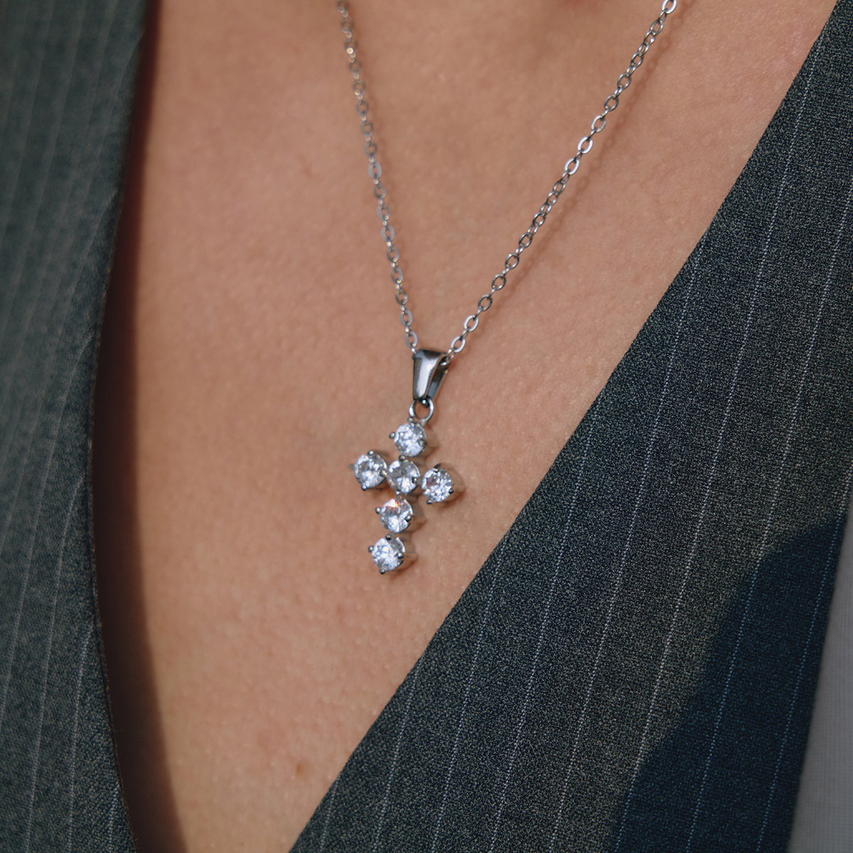 Elenys Cross Radiant styling na krku